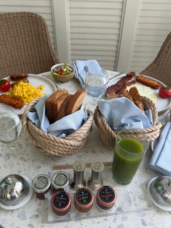 Breakfast on the balcony: eggs, toast, bacon and a green juice